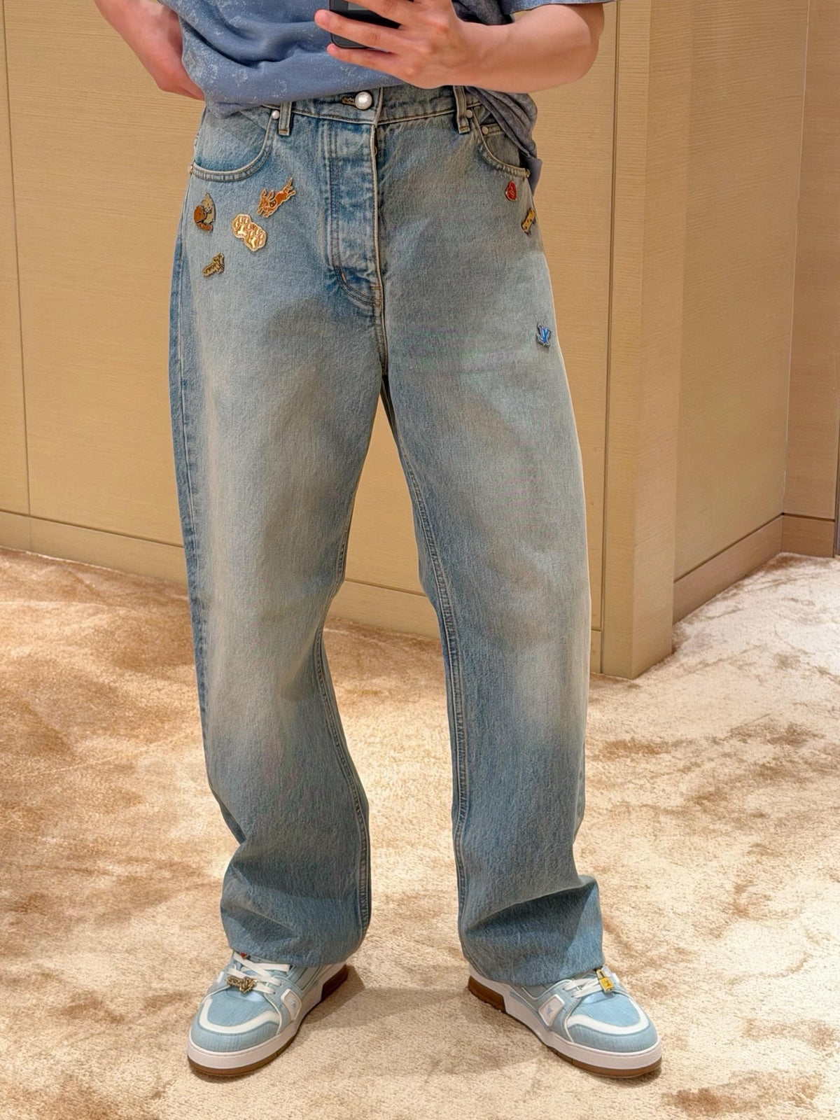 LV Luxury Embroidered Badge Wide Leg Jeans Relaxed Fit Streetwear Denim Trousers Light Wash Blue