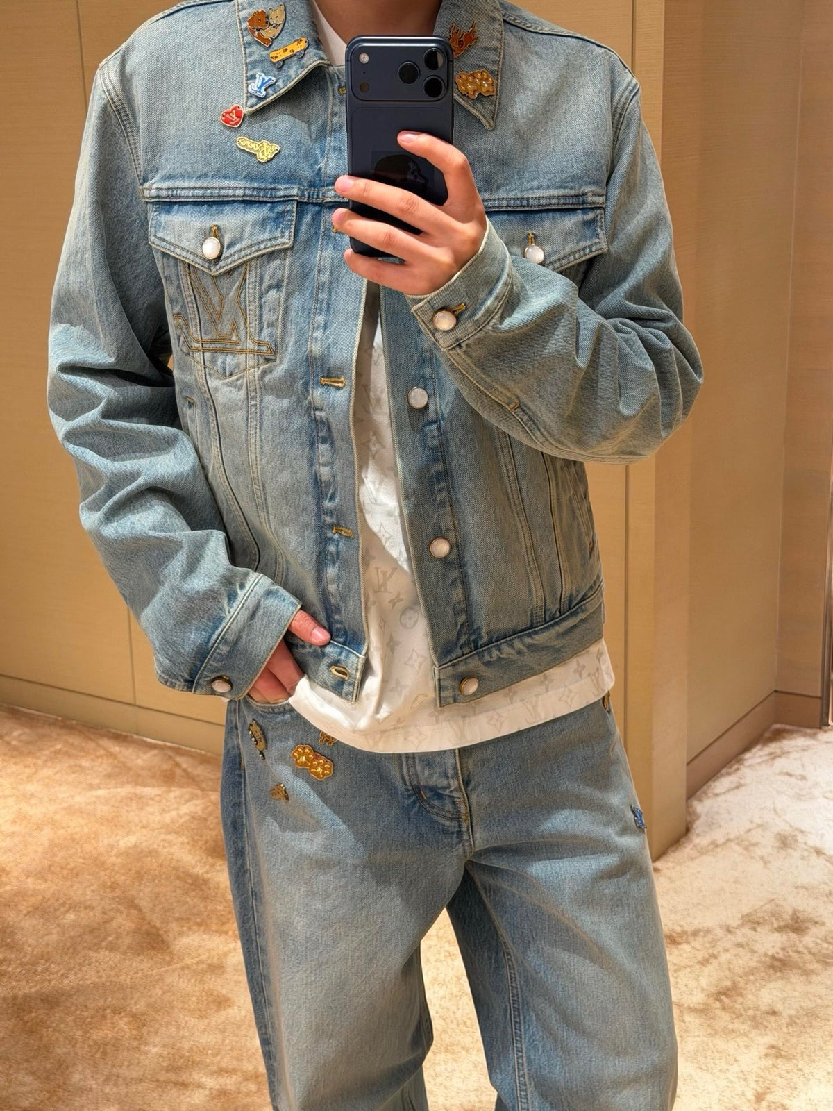 LV Luxury Embroidered Badge Wide Leg Jeans Relaxed Fit Streetwear Denim Trousers Light Wash Blue